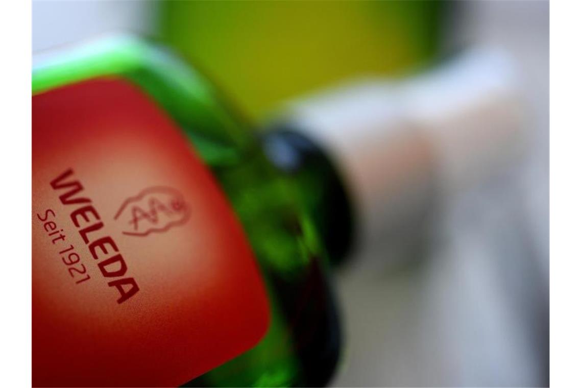 Naturkosmetik-Hersteller Weleda kommt gut durch die Krise Blick auf eine Flasche von Weleda. Foto: Stefan Puchner/dpa/Archivbild