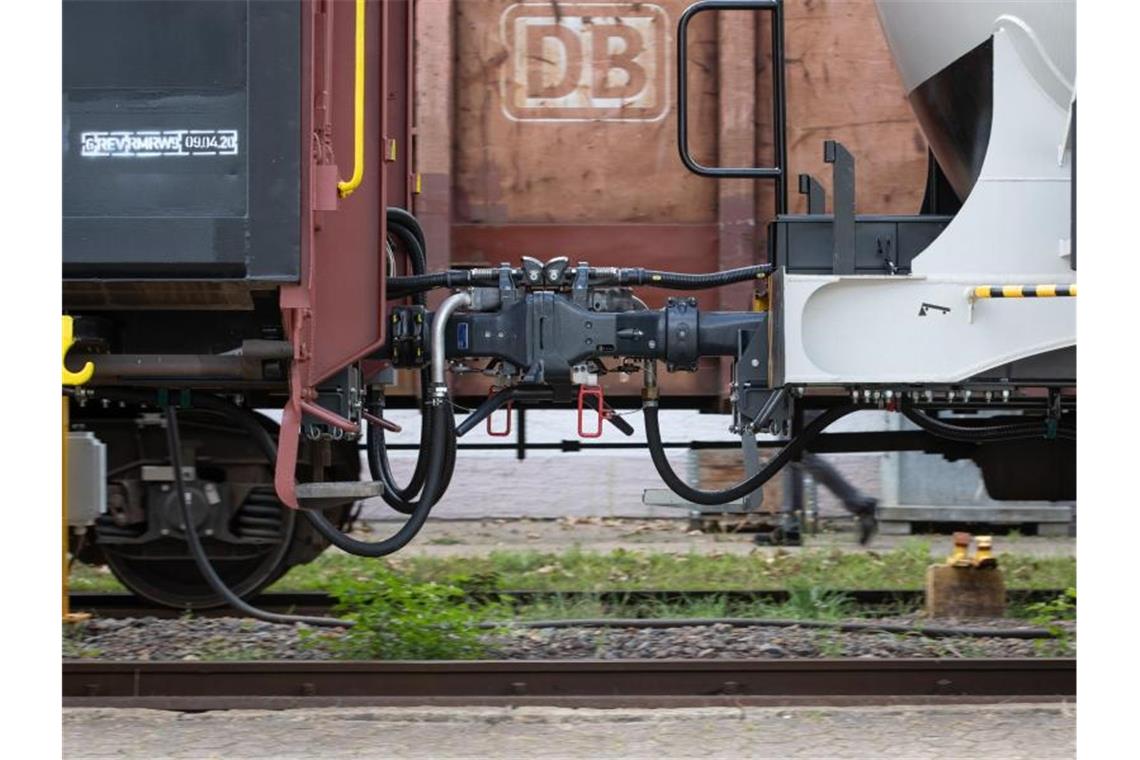 Bahn will mit automatischer Kupplung im Güterverkehr wachsen Blick auf eine neue digitale automatische Kupplung für Güterzüge der Bahn. Bisher werden Güterwagen überwiegend per Hand gekuppelt – in Zukunft soll das automatisch geschehen. Foto: Friso Gentsch/dpa