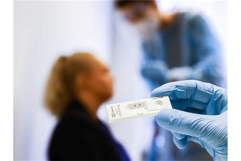 Blick auf einen Corona-Schnelltest in einer Teststation des Gesundheitsamts der niederländischen Stadt Groningen. Foto: Vincent Jannink/ANP/dpa