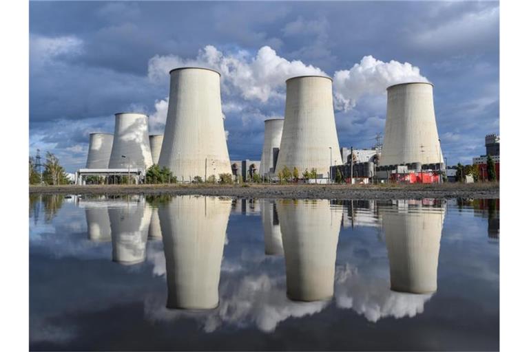 Blick auf Kühltürme des Braunkohlekraftwerkes. Der Energieverbrauch in Deutschland wird zurückgehen. Foto: Patrick Pleul/zb/dpa