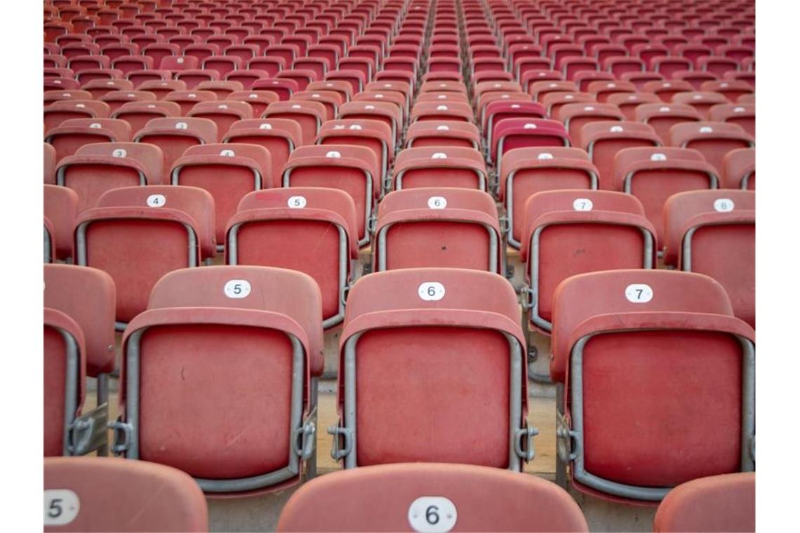 Blick auf leere Tribünenplätze in der Stuttgarter Arena. Foto: Marijan Murat/dpa/Symbolbild