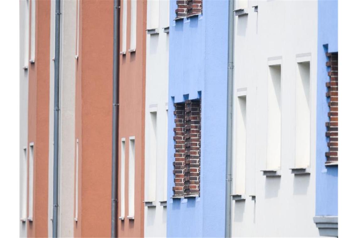 Mieterbund: Wohnkrise spitzt sich zu Blick auf Mehrfamilienhäuser in der Innenstadt von Braunschweig. Foto: Julian Stratenschulte/dpa