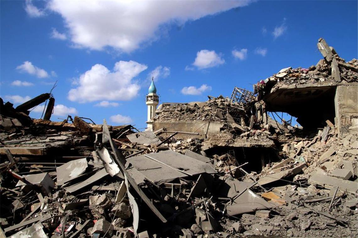 Blick auf zerstörte Häuser im Südlibanon nachdem israelische Kampfflugzeuge massive Luftangriffe geflogen haben, bei denen ein Großteil des alten Marktes und der städtischen Gebäude zerstört wurden.