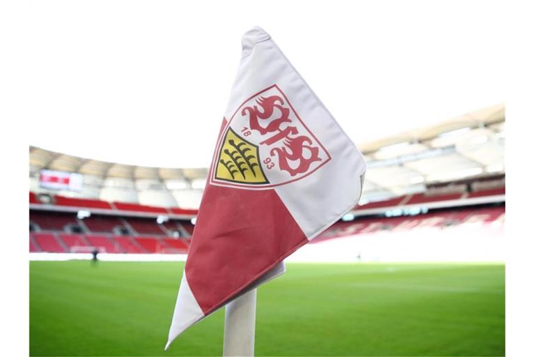 Blick in das Stadion mit einer Eckfahne mit dem Wappen des VfB Stuttgart. Foto: Tom Weller/dpa/Archivbild