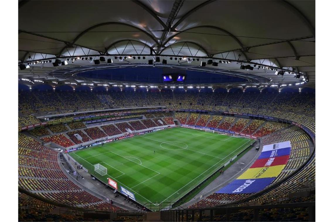 Löw setzt gegen Rumänien auf die Siegerelf des Island-Spiels Blick in das Stadion vor dem Spiel. Foto: Stefan Constantin/dpa