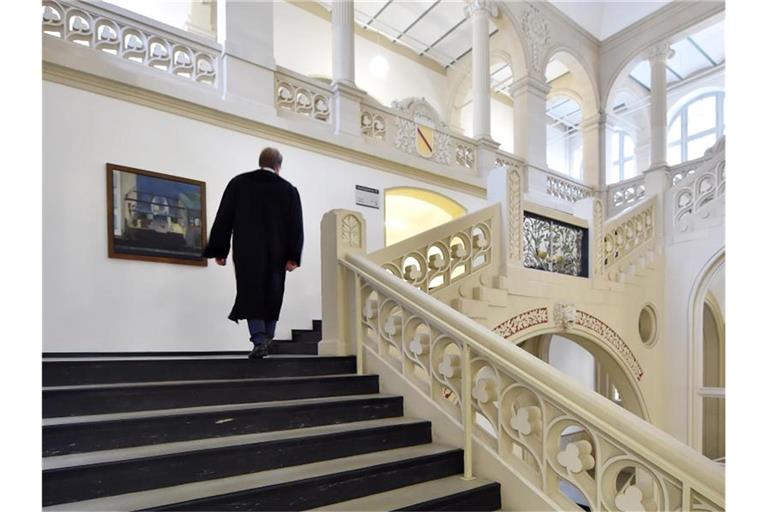 Blick in das Treppenhaus des Oberlandesgericht (OLG) Karlsruhe. Foto: picture alliance / dpa / Archivbild