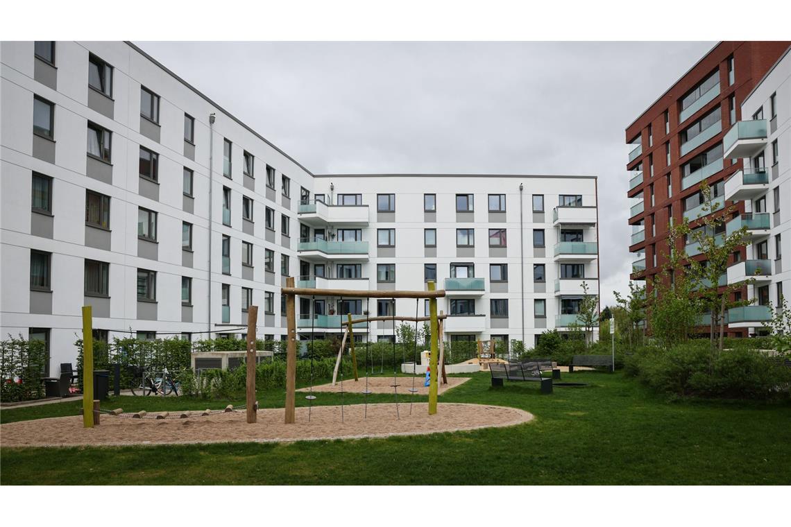 Blick in den Innenhof einer neuen Wohnanlage mit Grünfläche und Kinderspielplatz am Stadtpark.