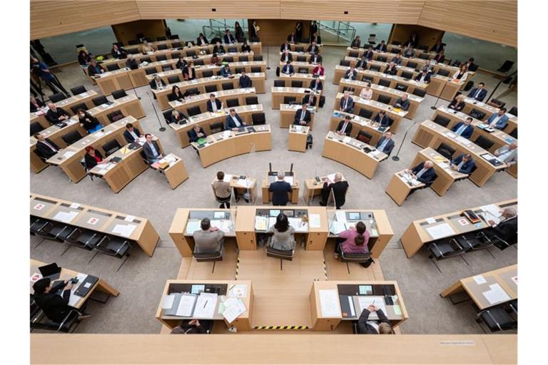 Blick in den Plenarsaal des Landtags von Baden-Württemberg. Foto: Marijan Murat/dpa