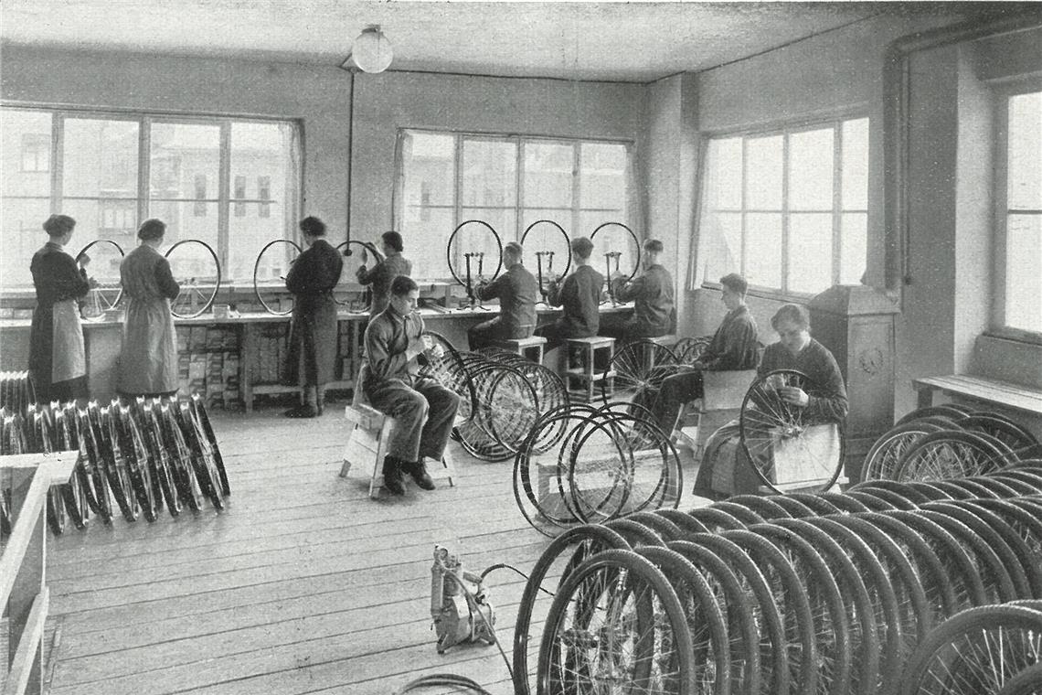 Blick in die Fahrradwerkstatt der Firma Hahn im Jahr 1938: Aus eingekauften Teilen montieren die Beschäftigten fertige Fahrräder. Foto: Stadtarchiv