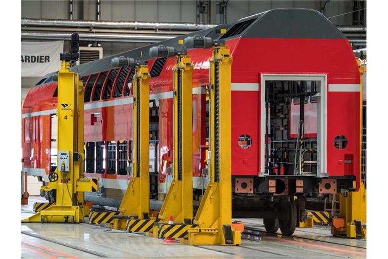 Blick in eine Fertigungshalle für Doppelstockwagen für die Bahn des Unternehmens Bombardier Transportation in Bautzen (Sachsen). Foto: Patrick Pleul/dpa-Zentralbild/dpa