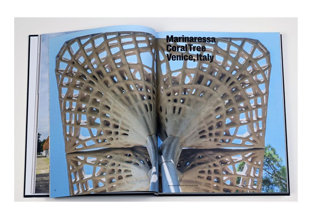 Blick ins Buch: Im Rahmen der Architekturbiennale Venedig 2023 wurde der Marinaressa Coral Tree aufgestellt. Dank digitaler Entwurfs- und Fertigungstechnologien konnte demonstriert werden, wie Materialeinsatz optimiert werden kann. Ein filigranes Gitter – Volumen und Gewicht verringert sich im Vergleich zum massiven Bauwerk um 60 Prozent.