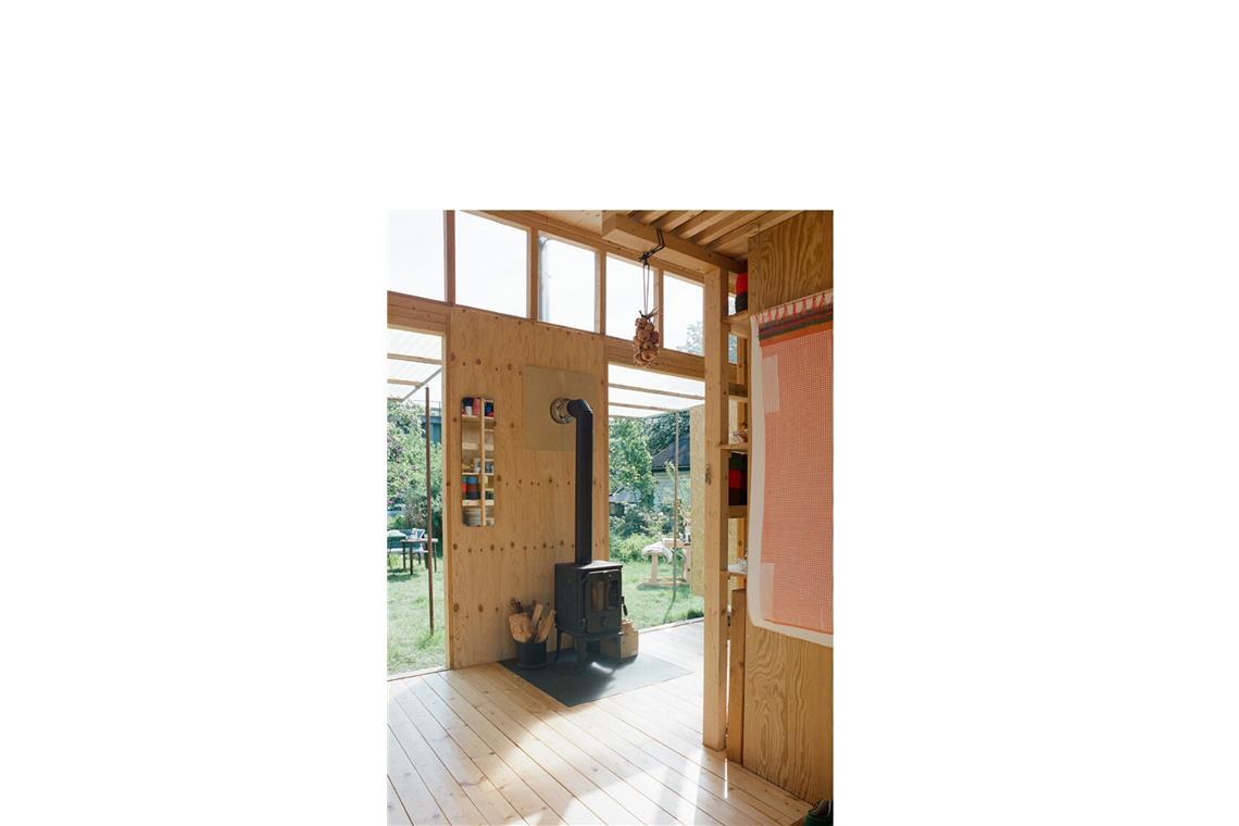 Junge Architektur im Glück – so schön ist das erste Tiny House Blick ins Gartenhäuschen in Bremen von DMtk aus Wien.
