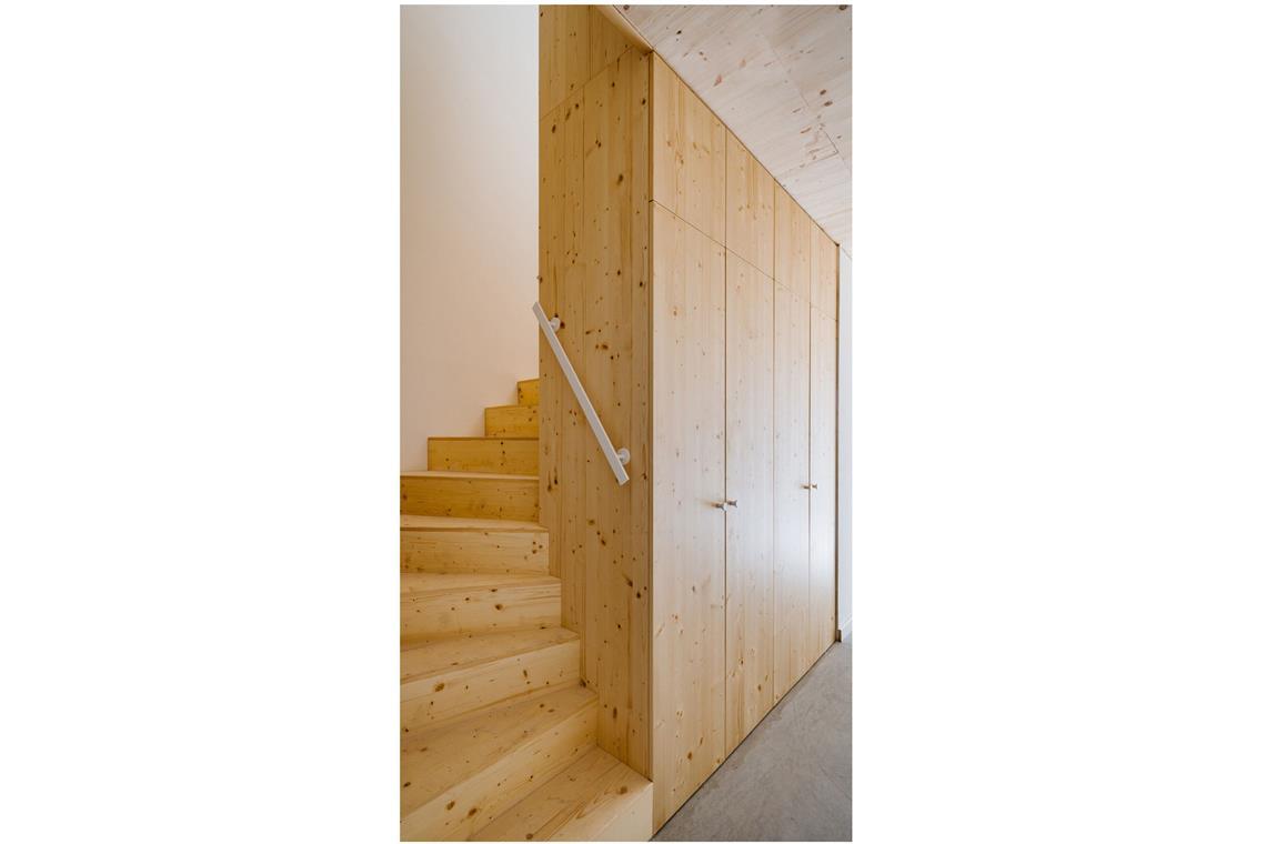 Junge Architektur im Glück – so schön ist das erste Tiny House Blick ins Haus in Berlin. Viel Holz und funktionale Einbauten.