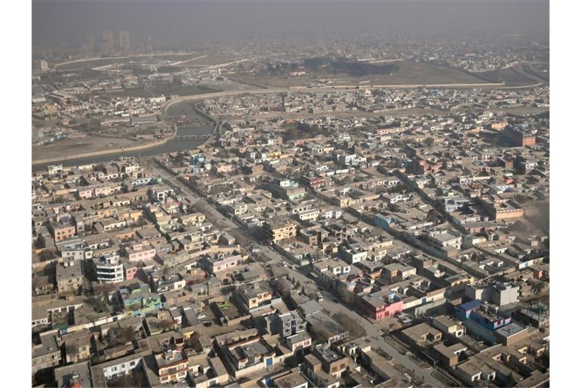 Zahl der Toten nach Anschlag in Kabul steigt auf über 50 Blick über die afghanische Hauptstadt Kabul (Archivbild). Foto: Britta Pedersen/dpa-Zentralbild/ZB