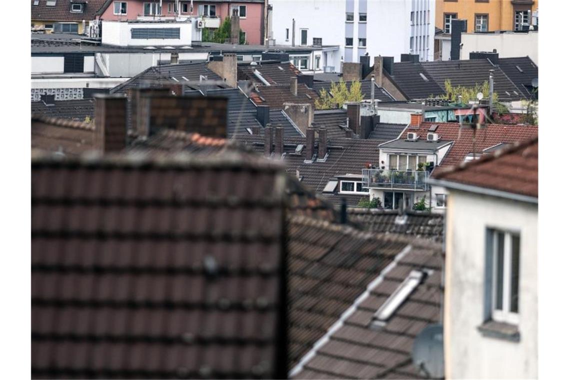 Studie: Große Unterschiede bei Grundsteuer in großen Städten Blick über die Dächer von Witten. In der Stadt müssen Haus- und Wohnungseigentümer und auch Mieter, bei denen die Grundsteuer auf die Miete umgelegt wird, am meisten zahlen. Foto: Bernd Thissen/dpa