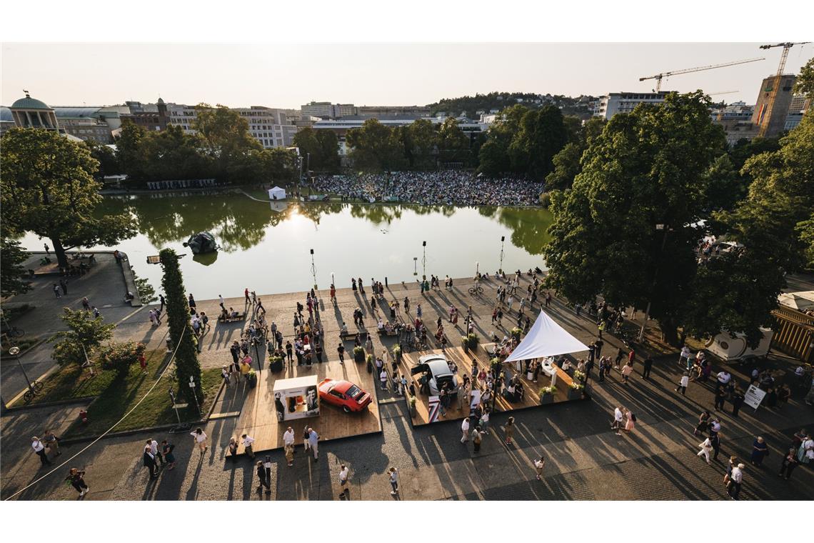 Blick vom Balkon des Opernhauses auf eine gut besuchte Vorstellung von „Ballett im Park“