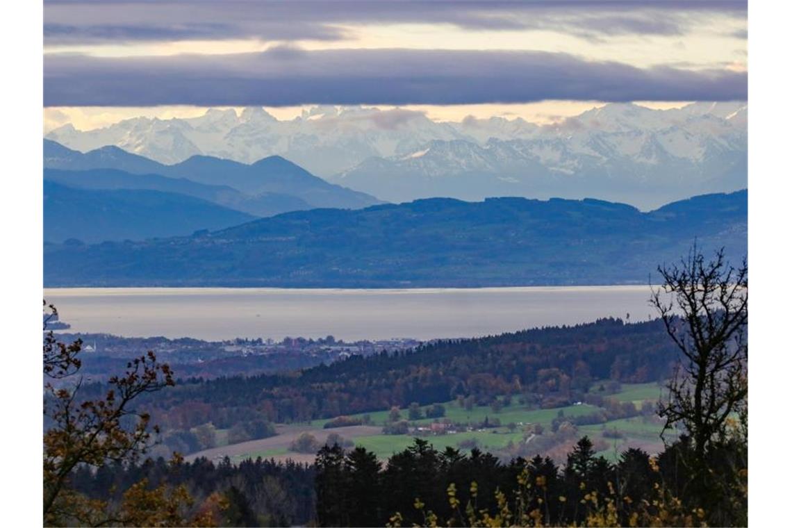 Fäkalien im Bodensee: Ermittlungen gegen Stadt-Mitarbeiter Blick vom Berg „Höchsten“ auf den Bodensee und die durch den Föhn sichtbaren Alpen. Foto: Thomas Warnack/dpa/Archivbild
