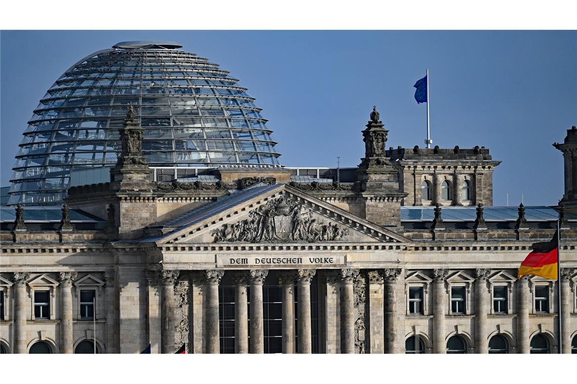 Blick vom Bundeskanzleramt auf die Kuppel von dem Reichstagsgebäude mit dem Bundestag. Der Bundestag hat das Digitale-Dienste-Gesetz beschlossen.