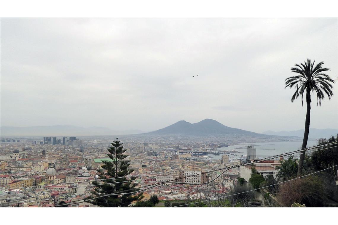 Blick vom Castel Sant'Elmo auf die Stadt und den Vulkan Vesuv.