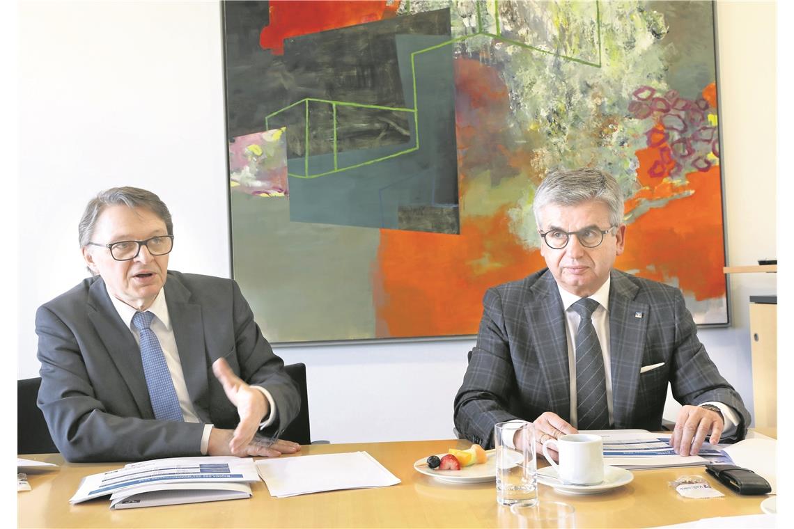 Genossenschaftsbanken wachsen Blicken optimistisch in die Zukunft (von rechts): Hans Rudolf Zeisl (Volksbank Stuttgart), Vorsitzender der Kreisvereinigung, und sein Stellvertreter Jürgen Beerkircher (Volksbank Backnang). Foto: G. Schneider