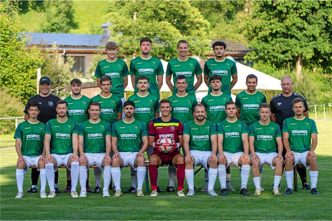 Blicken zuversichtlich auf die Saison: Jannick Maurer (hinten von links), Jan Celik, Luca Krämer, Serkan Dogan, Trainer Lucas Röhrle (Mitte), Tim Zowe (nicht mehr dabei), Jovan Vucetic, Nikola Milenovic, Jonas Wieland, Eron Demaku, Manuel Perri, Torwarttrainer Manuel Di Giandomenico, Noah Hufen (vorne), Malik Hassler, Marcel Friz, Louis Piscopo, Janis Seefeldt, Felix Kübler, Benedikt Csauth, Even Stoppel, Lukas Rosenke. Es fehlen: Trainer Stephen Perri, Moussa Stoppel, Jonas Simaõ, Elias Da Silva, Erik Augustin, Julian Leitner, Julian Schieber. Foto: Katha B.