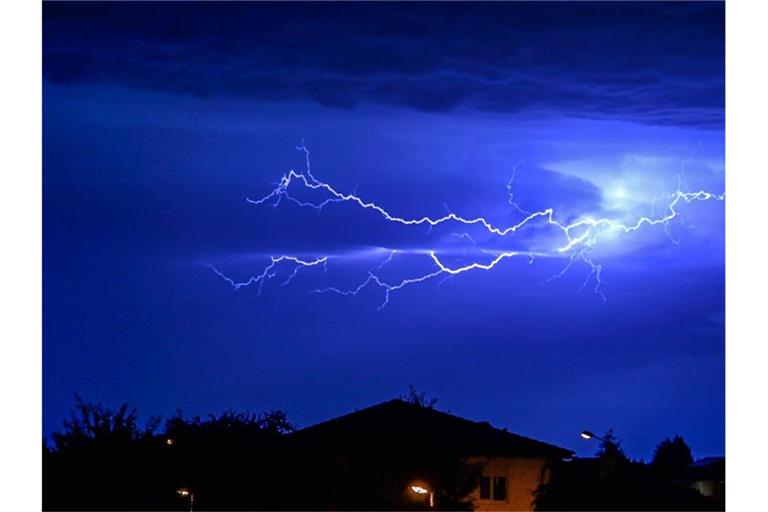 Blitze entladen sich am Nachthimmel. Foto: Matthias Balk/dpa/Symbolbild