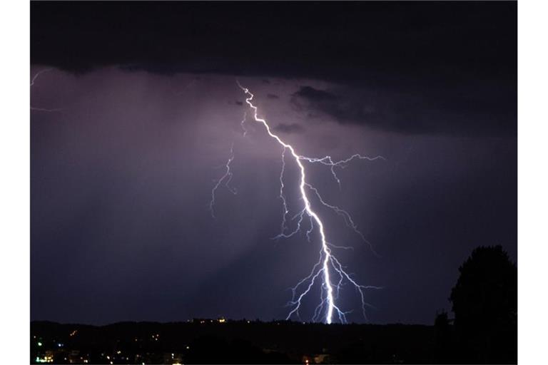 Blitze gehen während eines Gewitters in der Nacht nieder. Foto: Robert Michael/dpa-Zentralbild/dpa/Symbolbild
