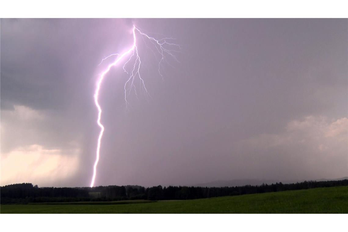 Blitze haben in Griechenland mindestens zehn Waldbrände verursacht. (Symbolbild)