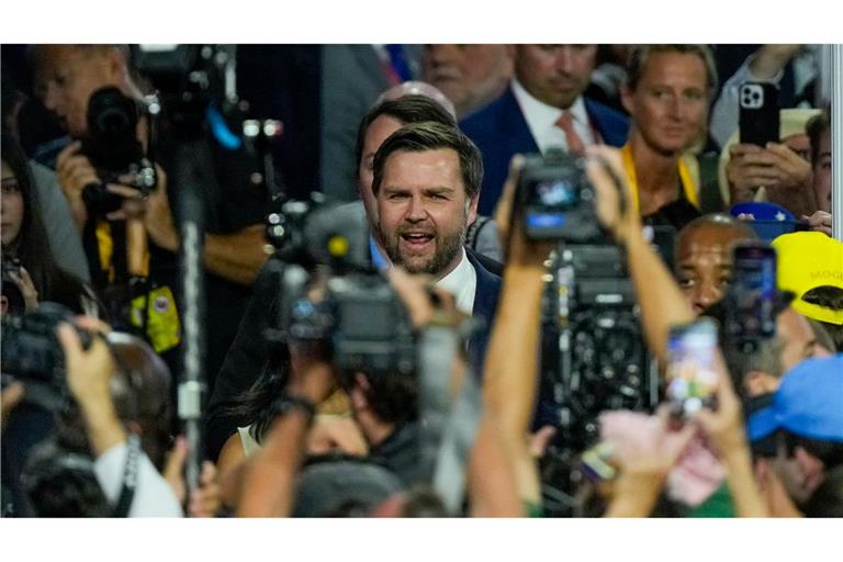 Blitzlichtgewitter für Trumps Vize: J.D. Vance wird beim Parteitag der Republikaner in Milwaukee von einer jubelnden Menge empfangen.