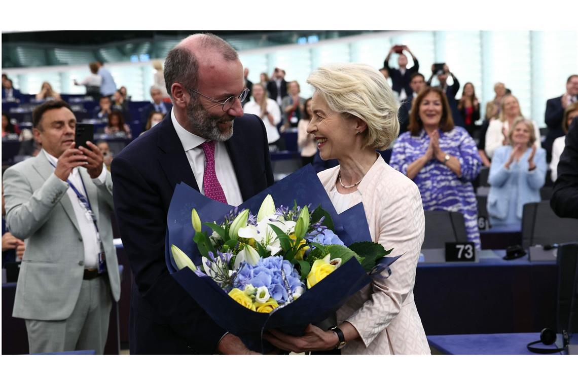 Blumen für die Siegerin. EVP-Fraktionschef Manfred Weber gratuliert Ursula von der Leyen, die soeben zur neuen EU-Kommissionschefin gewählt worden ist.