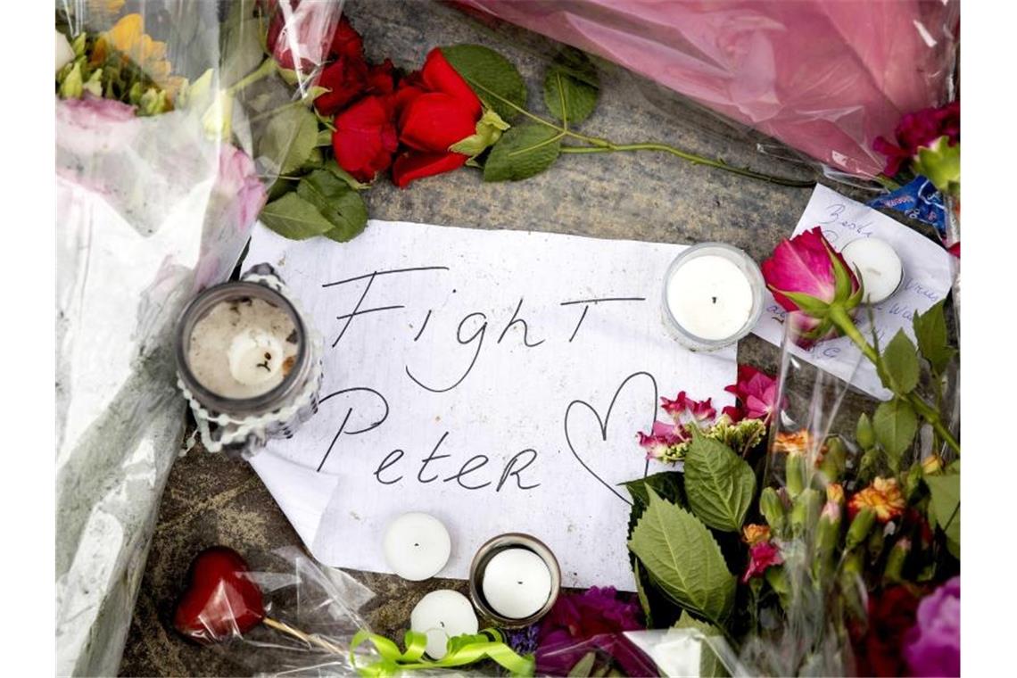 Anschlag auf Top-Reporter in Amsterdam Blumen, Kerzen und eine Botschaft mit "Fight Peter" am Tatort in Amsterdam. Foto: Koen Van Weel/ANP/dpa