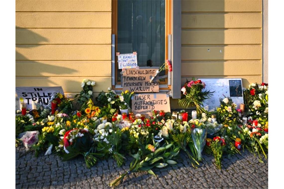 Tod von vier Heimbewohnern: Ermittler prüfen Tathergang Blumen, Kerzen und Plakate liegen vor dem Eingang zur Einrichtung des diakonischen Anbieters Oberlinhaus. Foto: Soeren Stache/dpa-Zentralbild/dpa