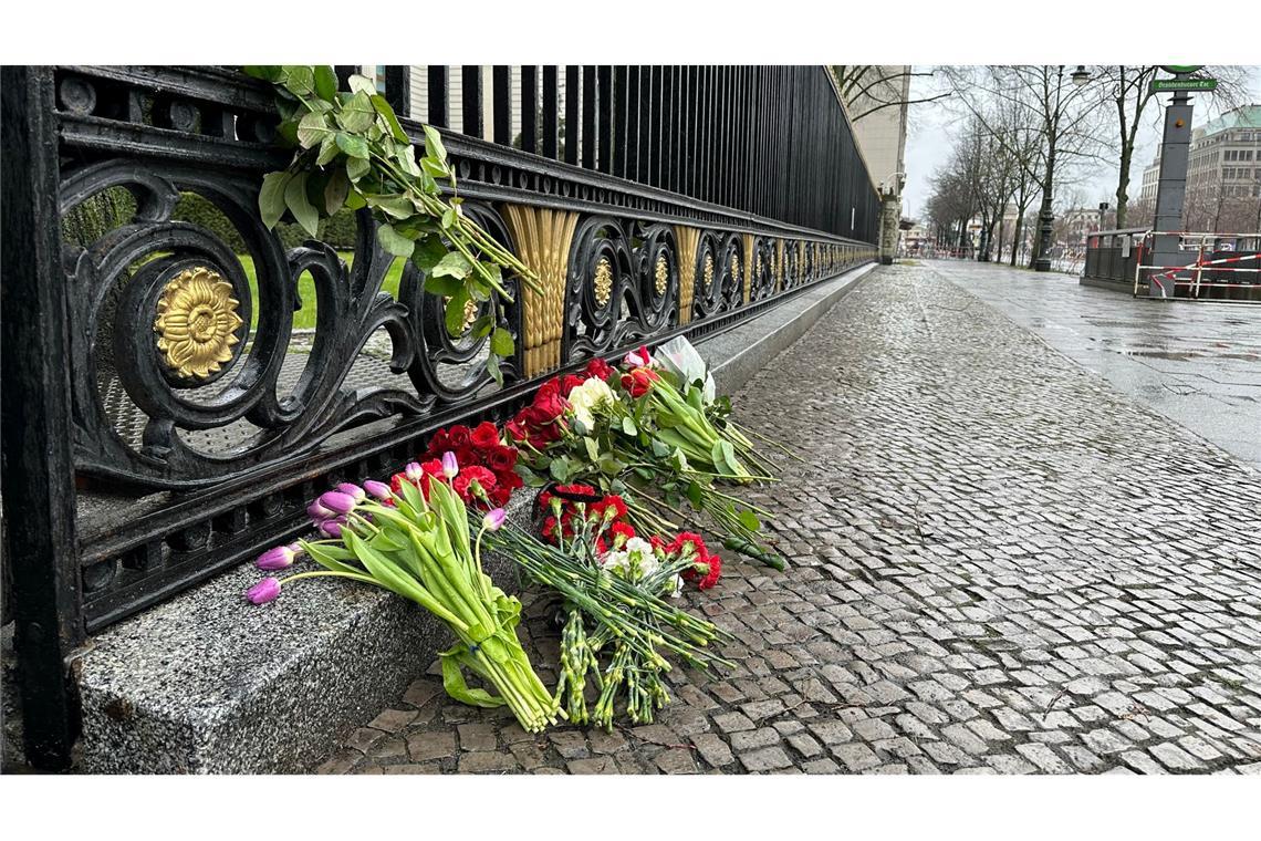 Blumen liegen am Zaun der Russischen Botschaft in Berlin: Bei einem Anschlag auf das Veranstaltungszentrum Crocus City Hall ist die Zahl der Toten nach Angaben der Ermittler weiter gestiegen.