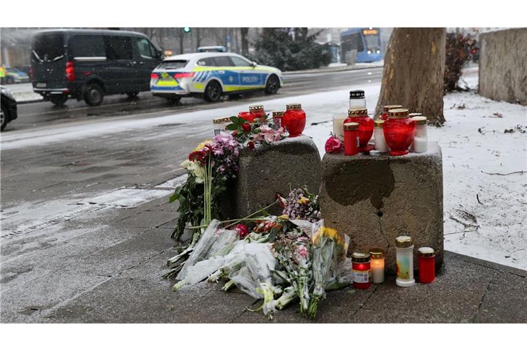 Blumen und Kerzen für die Opfer der Schreckensfahrt.