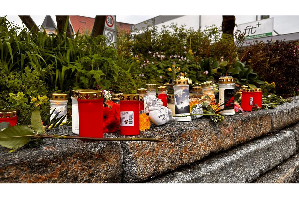 Blumen und Kerzen im Stadtzentrum von Immenstadt im Allgäu nach dem Tod eines Obdachlosen.