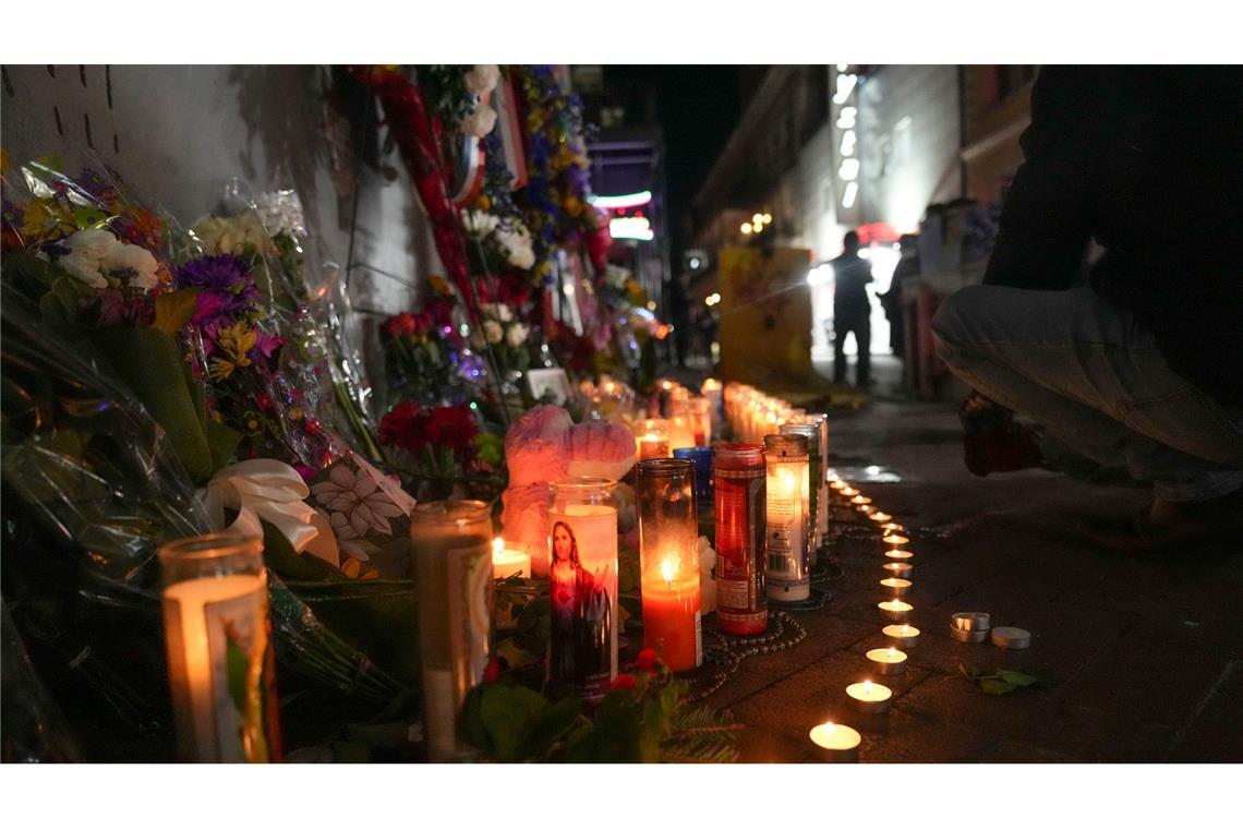 Blumen und Opferkerzen säumen eine Gedenkstätte für die Opfer des tödlichen Anschlags mit einem Fahrzeug vom Neujahrstag in New Orleans.