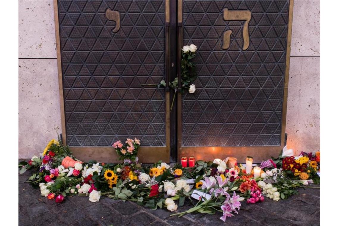 Nach dem Terror in Halle: AfD streitet mit ihren Kritikern Blumen vor dem Eingangsportal der Münchner Hauptsynagoge Ohel Jakob. Foto: Matthias Balk/dpa