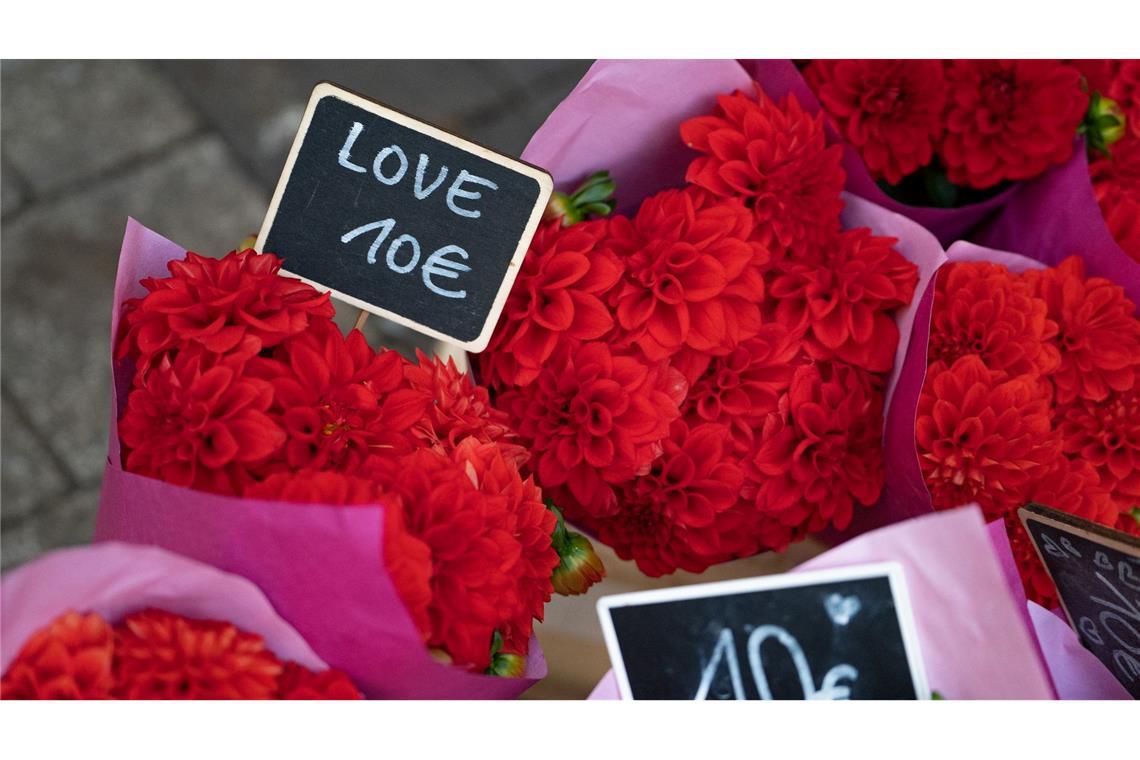 Blumen werden zum Valentinstag nach wie vor besonders häufig verschenkt. (Archivbild)