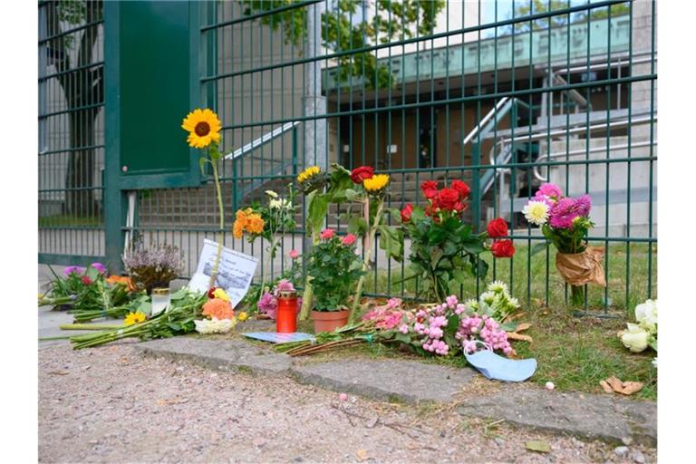 Blumen wurden am Tatort vor dem Eingangsbereich der Synagoge abgelegt. Foto: Jonas Walzberg/dpa