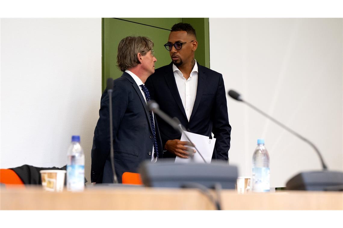 Boateng im Gespräch mit seinem Anwalt