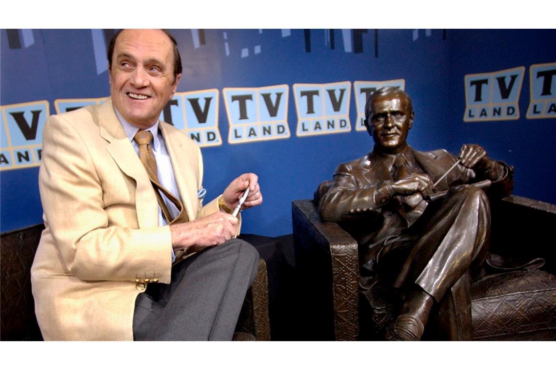 Bob Newhart mit einer Bronzestatue von Dr. Bob Hartley, der Figur, die er von 1972-78 in der Sitcom "The Bob Newhart Show" spielte.