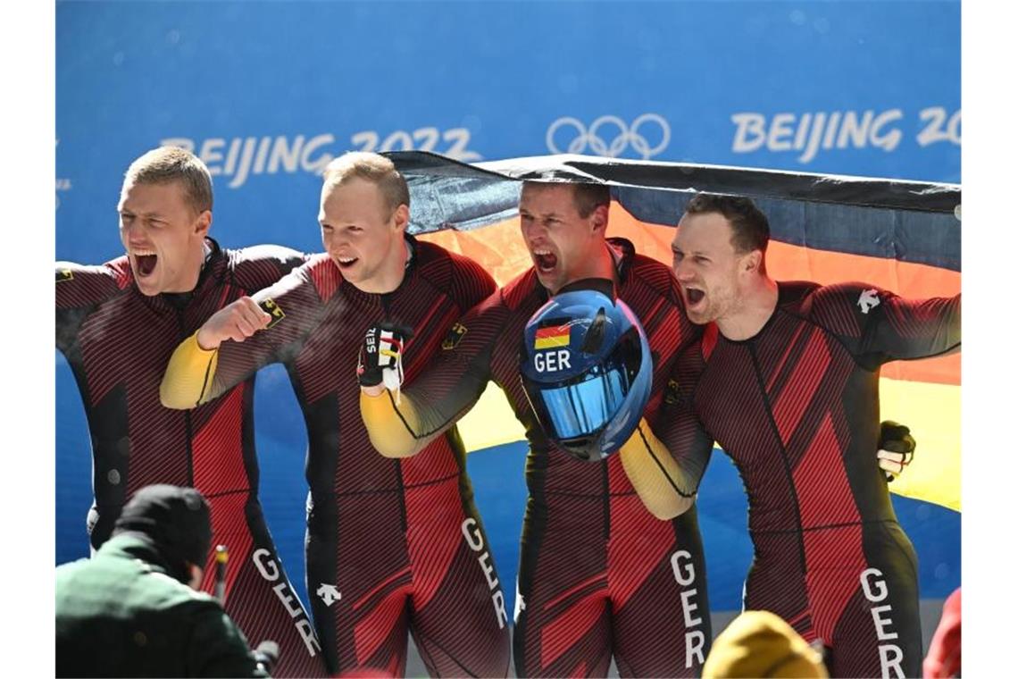 Doppeltes Double: Bob-Kaiser Friedrich schreibt Geschichte Bobpilot Francesco Friedrich (r) jubelt mit seinem Team über die Goldmedaille. Foto: Robert Michael/dpa-Zentralbild/dpa