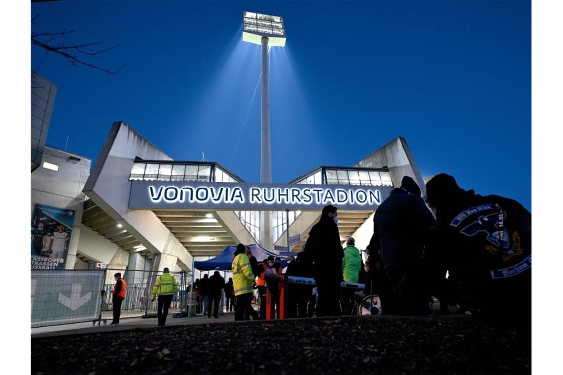 Bochum gegen Freiburg mit vier Änderungen in der Startelf Bochumer Fans warten vor dem Stadion auf den Einlass. Foto: David Inderlied/dpa