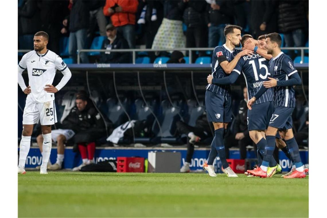 Bochums Spieler jubeln über das 1:0 durch Soma Novothny (15), links Hoffenheims Kevin Akpoguma. Foto: Bernd Thissen/dpa