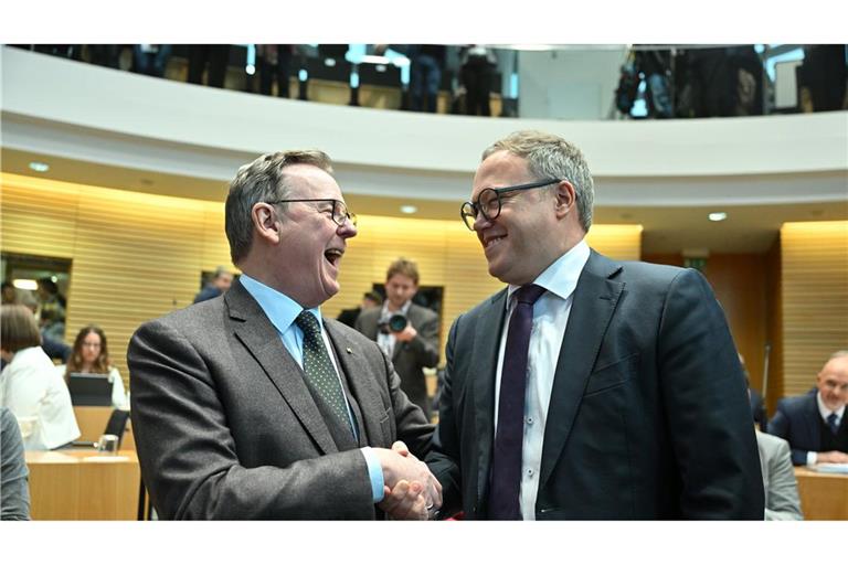 Bodo Ramelow(Die Linke, links) und  Mario Voigt begrüßen sich im Thüringer Landtag.