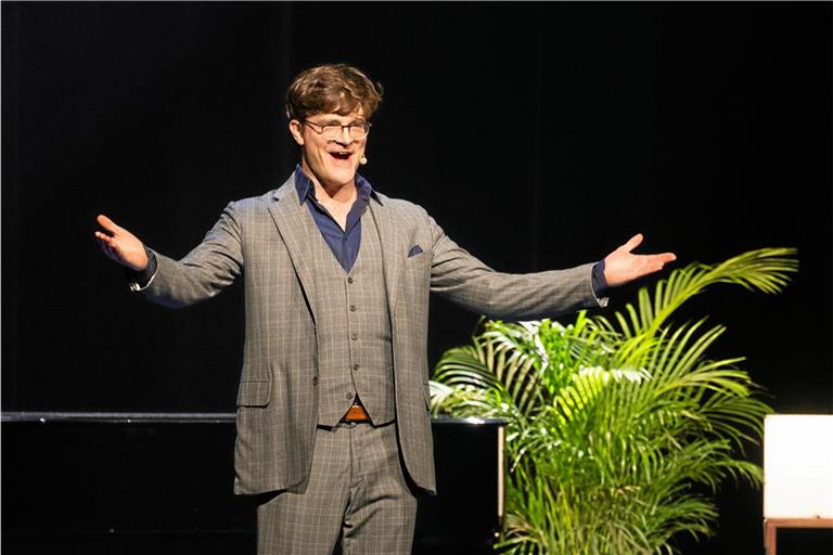 Bodo Wartke freut sich über den freudigen Empfang durch das Backnanger Publikum. Foto: Alexander Becher