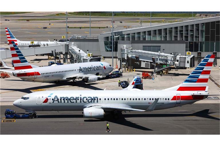 Boeing 737 der American Airlines auf dem Flughafen LaGuardia in Queens geparkt. Wegen Softwareproblem kam es zu Verzögerungen (Archivfoto).