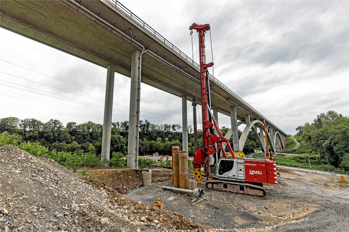 Bohrpfahl für Bohrpfahl wird in den Untergrund getrieben und mit Beton gefüllt. Foto: Dietmar van der Linden