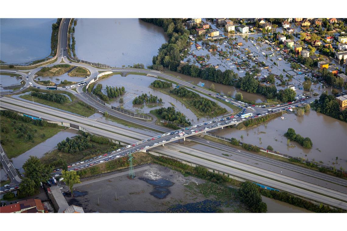 Bohumín (Oderberg): Fahrzeuge stehen auf der gesperrten Autobahn D1, die zum Teil unter Wasser steht. Ganze Regionen in Tschechien leiden unter einem Jahrhunderthochwasser.