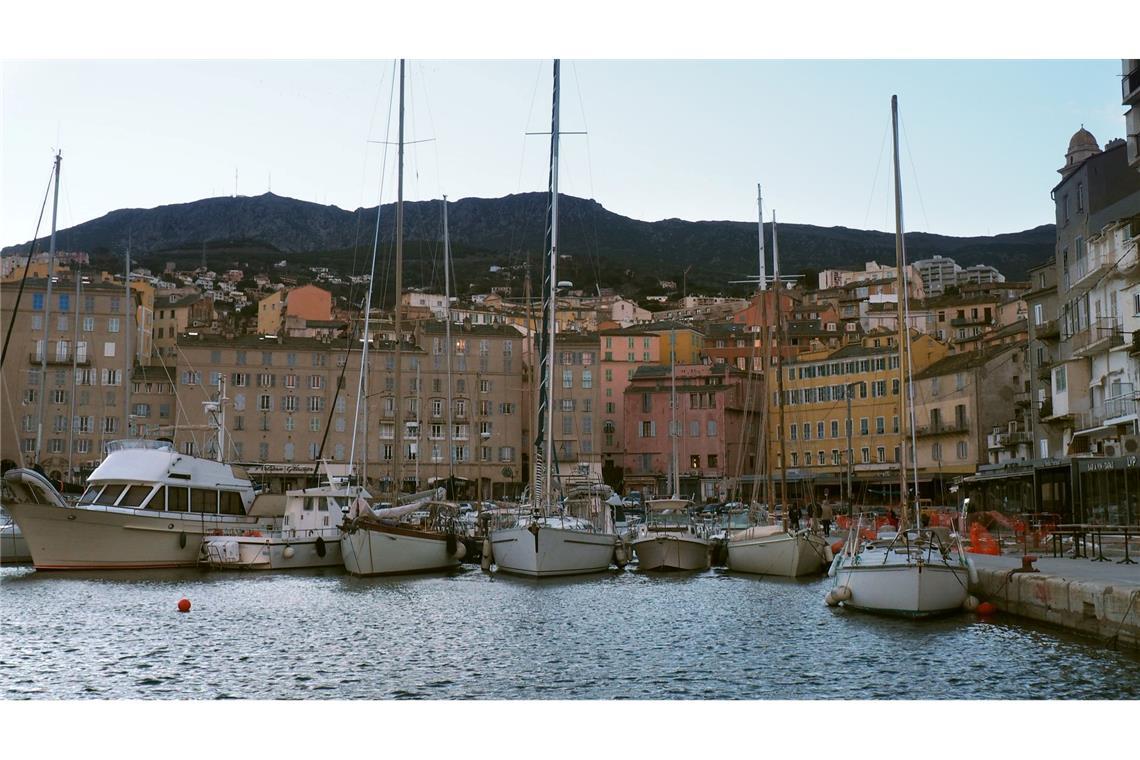 Boote liegen am Alten Hafen von Bastia. Deutsche buchten im vergangenen Jahr 3,7 Millionen Übernachtungen auf der Mittelmeerinsel.